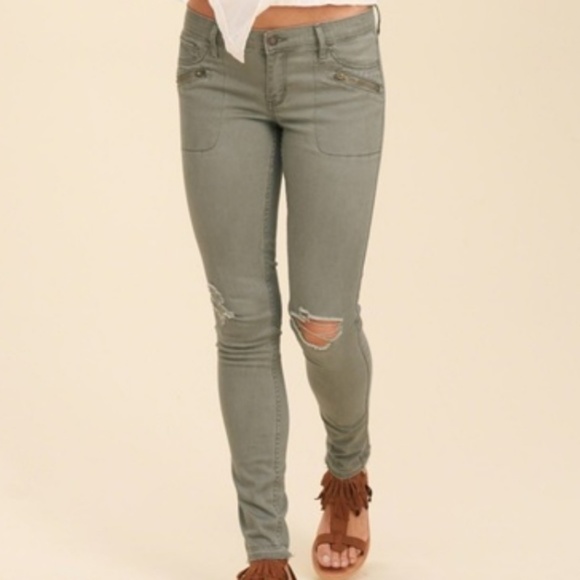 ⭐HP!⭐ Ripped Knee Hollister Jeans - Picture 2 of 8